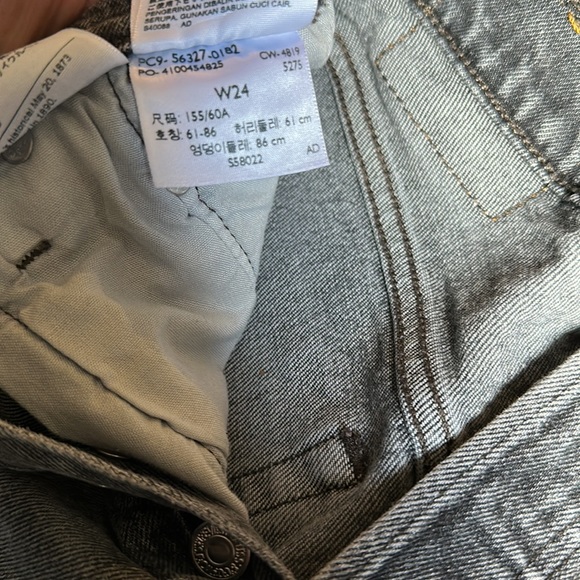 Levi Jean shorts 501’s - Picture 3 of 6